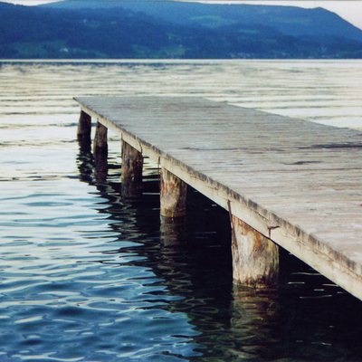 Steg im Europabad mit Blick auf den Attersee