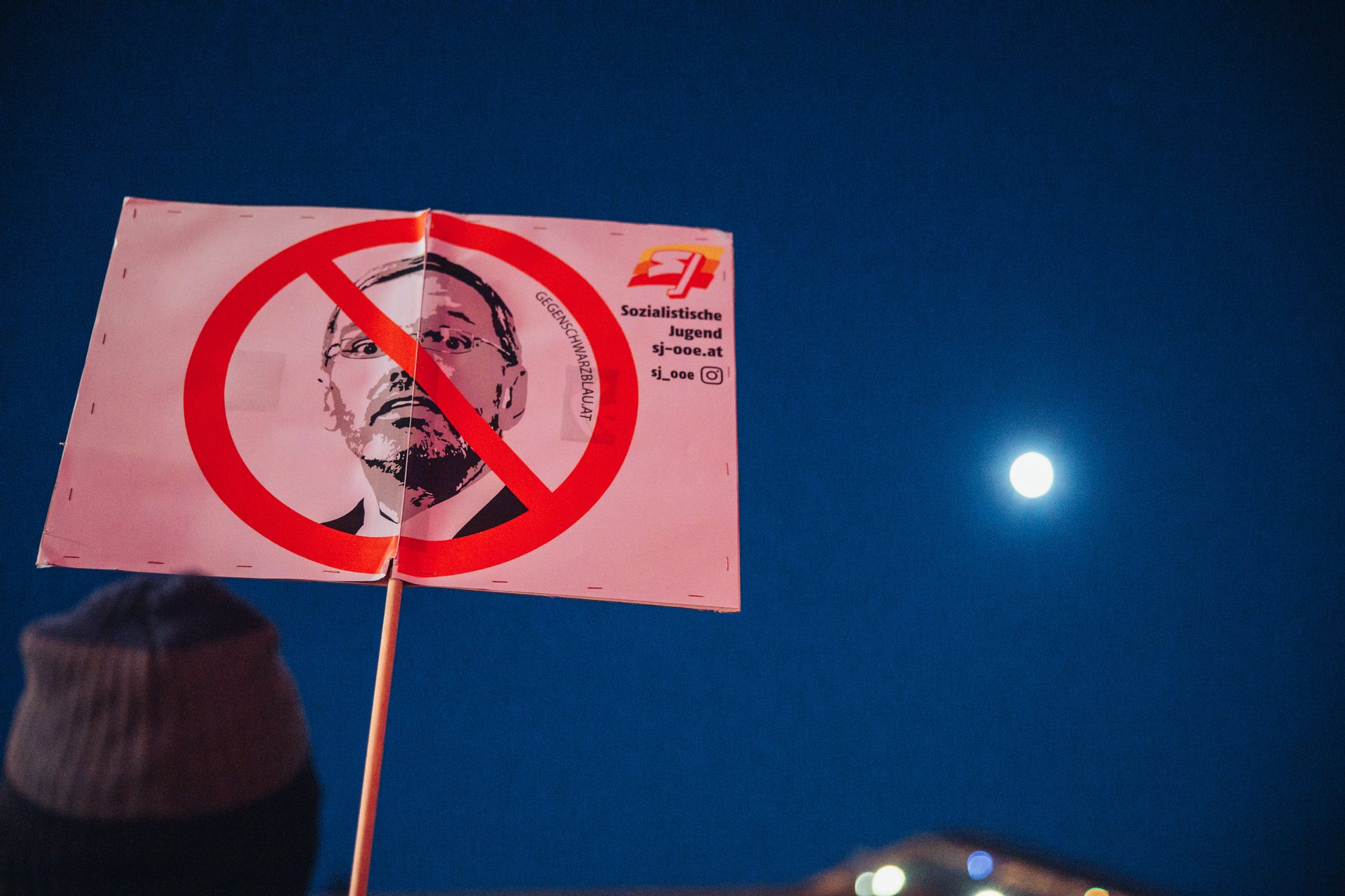 Ein Demo-Schild, auf dem sich der Politiker Herbert Kickl befindet. Sein Gesicht ist auf dem Foto durchgestrichen.