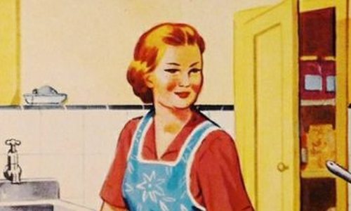 Ein altes Werbefoto einer Frau, die in der Küche steht. Es soll in diesem Kontext zeigen, wie Medien Rollenbilder reproduzieren.