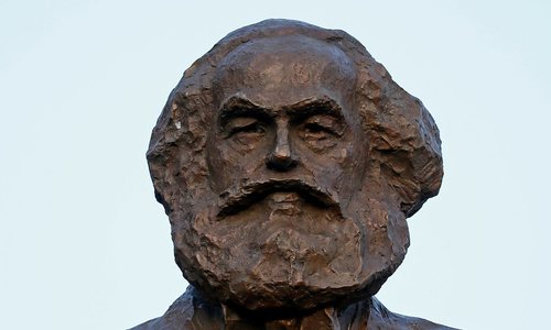 Ein Bild einer Statue von Karl Marx.