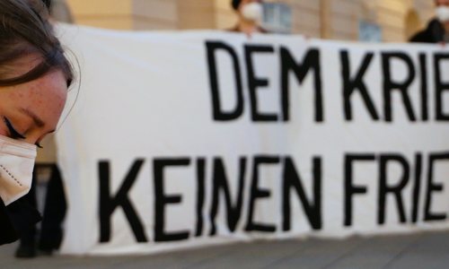 Eine Aktion der SJ mit dem Banner "Dem Krieg keinen Frieden"