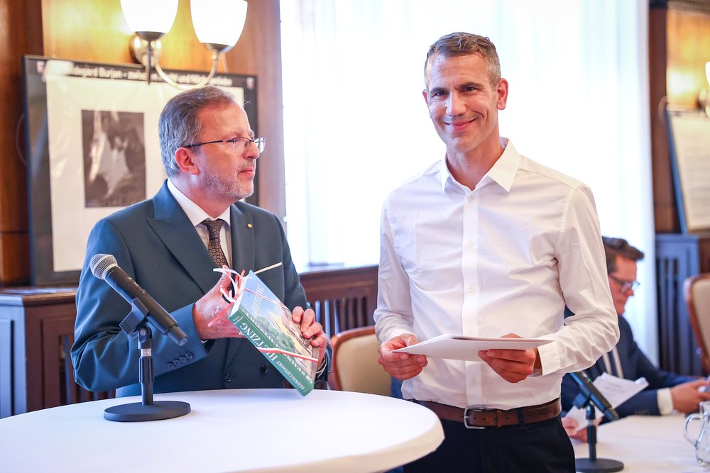 SPÖ-Bezirksrat Stefan Bauer scheidet aus und wird von Bezirksvorsteher Niki Ebert verabschiedet © Rene Wallentin