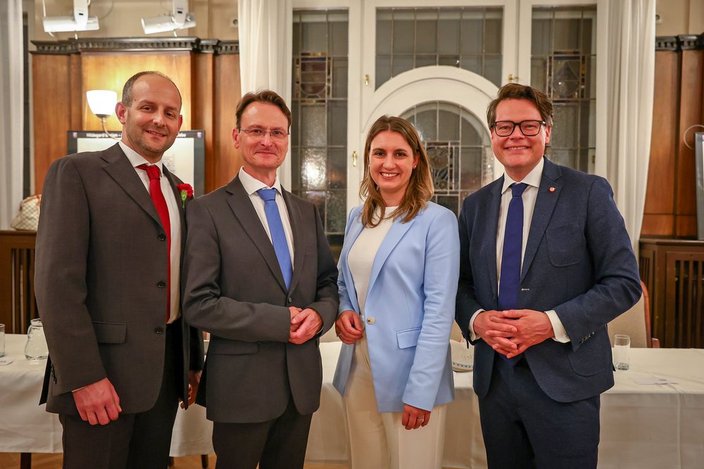 Bezirksvorsteher-Stellvertreter Marcel Höckner, Thomas Gerstbach, Bezirksvorsteherin Johanna Sperker und Stadtrat Jürgen Czernohorszky © Rene Wallentin