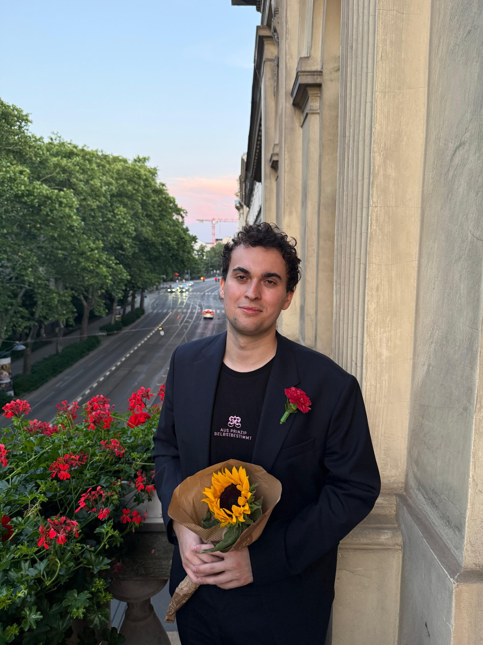 Nino Portschy auf dem Balkon der Bezirksvorstehung Alsergrund. Im Hintergrund die Währinger Straße.