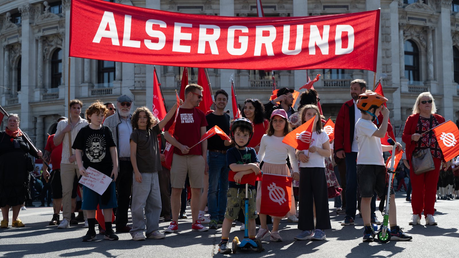Das Bild zeigt die SPÖ Alsergrund beim Einmarsch am Rathausplätz während des 1. Mai 2025, angeführt von Bezirksvorsteherin Saya Ahmad, ihrem Stellvertreter Bundesparteisekretär Christian Sapetschnig, Bezirksparteivorsitzendem Martin Rendl, Landtagsabgeordneten und Gemeinderat Marcus Gremel, der stellvertretenden Bezirksparteivorsitzenden Brigitte Niederseer, Nikolaus Kowall und Bezirksparteisekretär Nino Portschy.