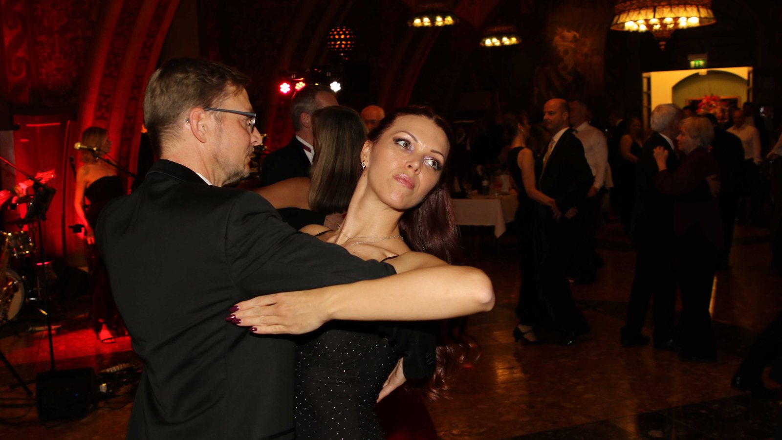 Tanzende am Roten Nelkenball