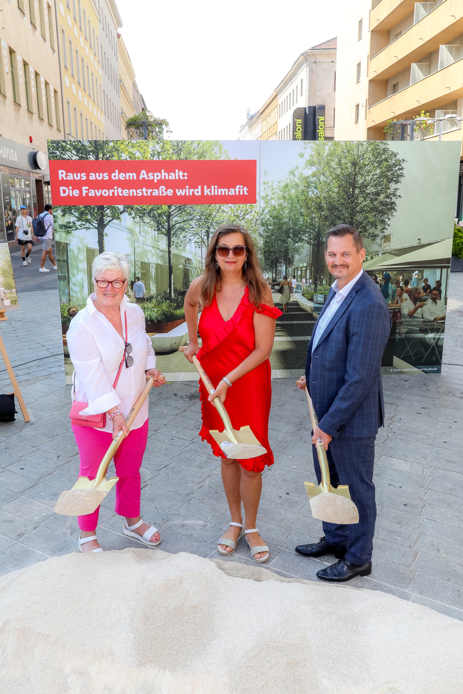 NEOS-Bezirkssprecherin Favoriten Christine Hahn, Planungsstadträtin Ulli Sima und Favoritens Bezirksvorsteher Marcus Franz gaben heute den Startschuss für die Umgestaltung, die nun mit den Arbeiten am Wasser- und Gasnetz anlaufen.