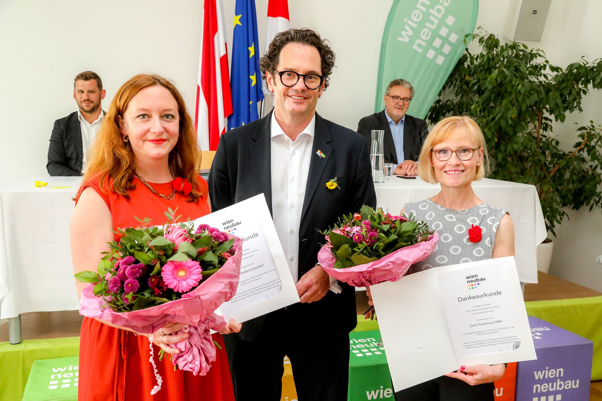 Verabschiedung Klubobfrau Stefanie Grubich (l.) und die ehemalige Klubobfrau Doris Tamchina mit BV Markus Reiter