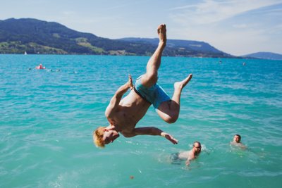 Mann springt ins Wasser