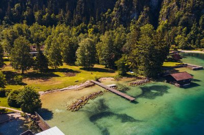 Luftaufnahme des Europabads. Zu sehen ist der Attersee, der Steg ins Wasser und die große Wiese, welche als Liegefläche dient.