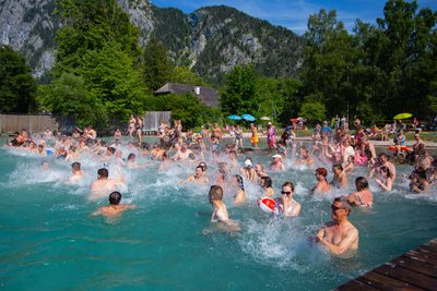 Zahlreiche Menschen sind im Europabad am Attersee im Wasser.