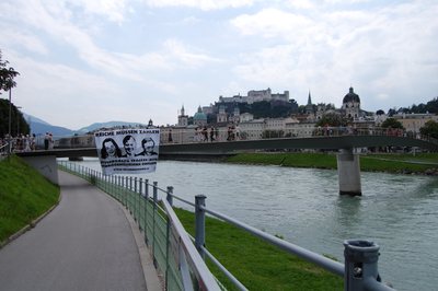 Transparent hängt von Brücke in Salzburg
