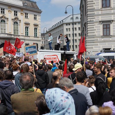 Menschenmassen auf der Ibiza-Demonstration am Ballhausplatz
