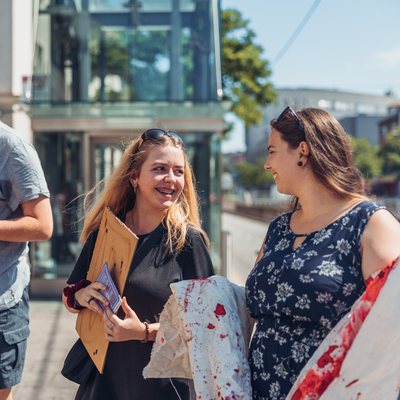 Zwei Frauen die miteinander reden und lachen.