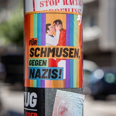 Sticker "Für Schmusen - Gegen Nazis" auf einer Laterne