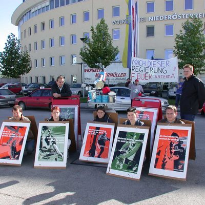Junge Menschen protestieren vor Amtsgebäude