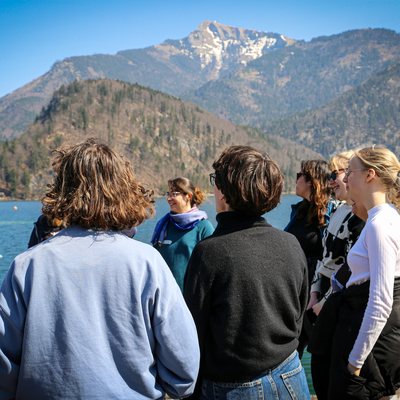 einige junge Frauen stehen auf einem Steg; zu sehen von hinten 