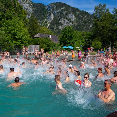 Zahlreiche Menschen sind im Europabad am Attersee im Wasser.