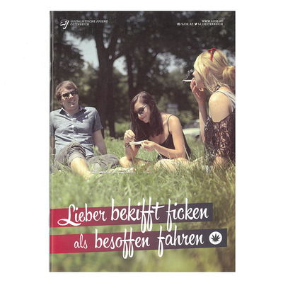 Broschüre: Lieber bekifft ficken als besoffen fahren. Drei Jugendliche sitzen in der Wiese und rauchen einen Joint.