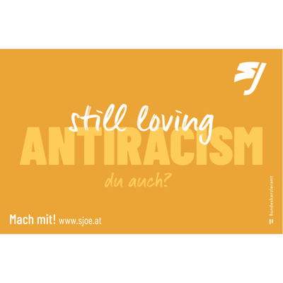 Ein Sticker, auf dem still loving Antiracism zu lesen ist.