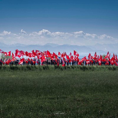 SJ-Delegation auf der Befreiungsfeier des ehemaligen KZ Mauthausen zu sehen mit roten Fahnen