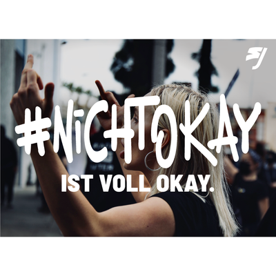 Eine Postkarte mit dem Satz "Nicht okay ist voll okay!"