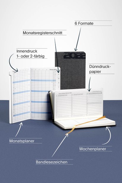 Personalisierungsmöglichkeiten Taschenkalender 3 Taschenkalender sind abgebildet: Ein Diplomat mit Dünndruckpapier, Einer mit Monatsregisterschnitt und ein Cover mit einer grauen Einbandtextur mit der Zahl 2022: Die dargestellten Personalisierungsmöglichkeiten: Formate, Bandlesezeichen, Dünndruckpapier, Wochen- oder Monatsplaner, Monatsregisterschnitt und 1 oder 2 färbiger Kalenderdruck