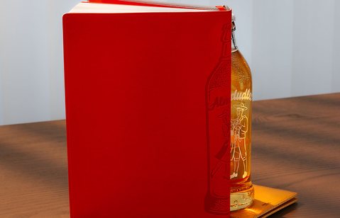 Almdudler DenkZettel Notitzbuch 2025 in rot mit Prägung über Buchrücken.