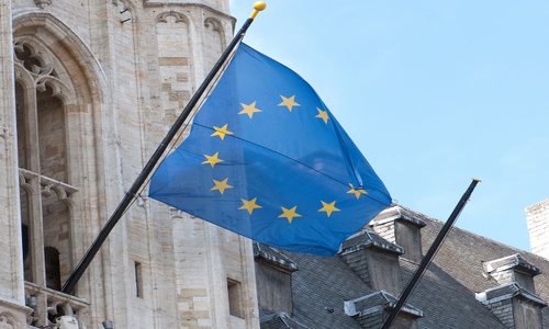 Hier sieht man eine EU-Flagge.