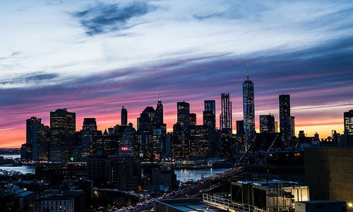 Hier sieht man die Skyline einer Stadt.