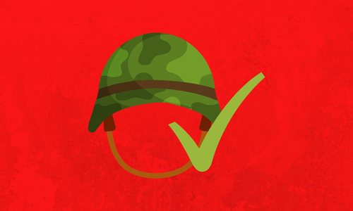Dieses Bild zeigt einen Militärhelm, daneben ein grünes Hakerl.