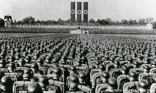 Ein Foto einer Versammlung während der Zeit des Nazifaschismus