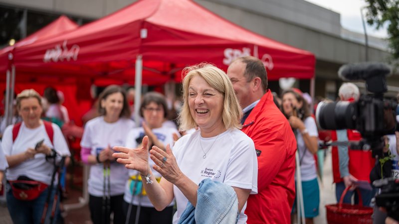 Vizepräsidentin des Europäischen Parlaments Evelyn Regner klatscht beim Österreichischen Frauenlauf 2024