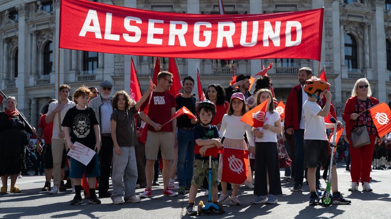 Das Bild zeigt die SPÖ Alsergrund beim Einmarsch am Rathausplätz während des 1. Mai 2025, angeführt von Bezirksvorsteherin Saya Ahmad, ihrem Stellvertreter Bundesparteisekretär Christian Sapetschnig, Bezirksparteivorsitzendem Martin Rendl, Landtagsabgeordneten und Gemeinderat Marcus Gremel, der stellvertretenden Bezirksparteivorsitzenden Brigitte Niederseer, Nikolaus Kowall und Bezirksparteisekretär Nino Portschy.