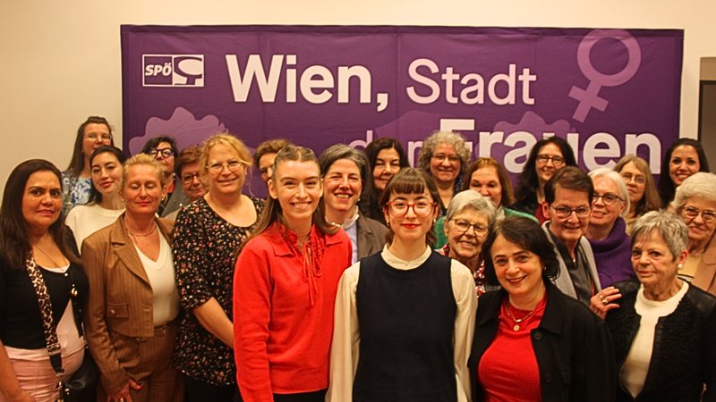 Gruppenbild mit den Teilnehmenden der Neugründungskonferenz der SPÖ Frauen Brigittenau 2026. Vorne die neue Vorsitzende Sara Velić mit Stellvertreterinnen Anil Hanife und Hannah Leitsmüller.