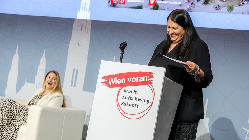 v.l.n.r.: Finanzstadträtin Barbara Novak und Wohnbaustadträtin Kathrin Gaál beim Red Talk der Klubtagung. C: Christian Fürthner