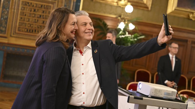 SPÖ-Klubvorsitzender Josef Taucher mit NEOS Wien Klubobfrau Selma Arapović  (c) Jobst